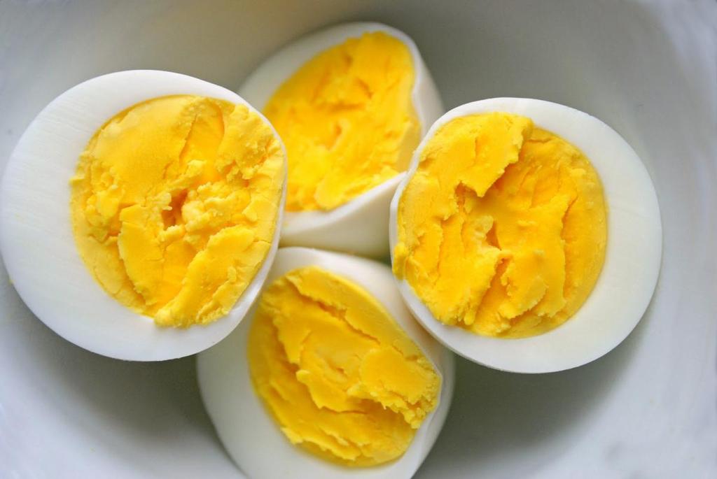 Muốn cho gà chọi ăn lòng đỏ trứng tốt nhất nên cho ăn chín.